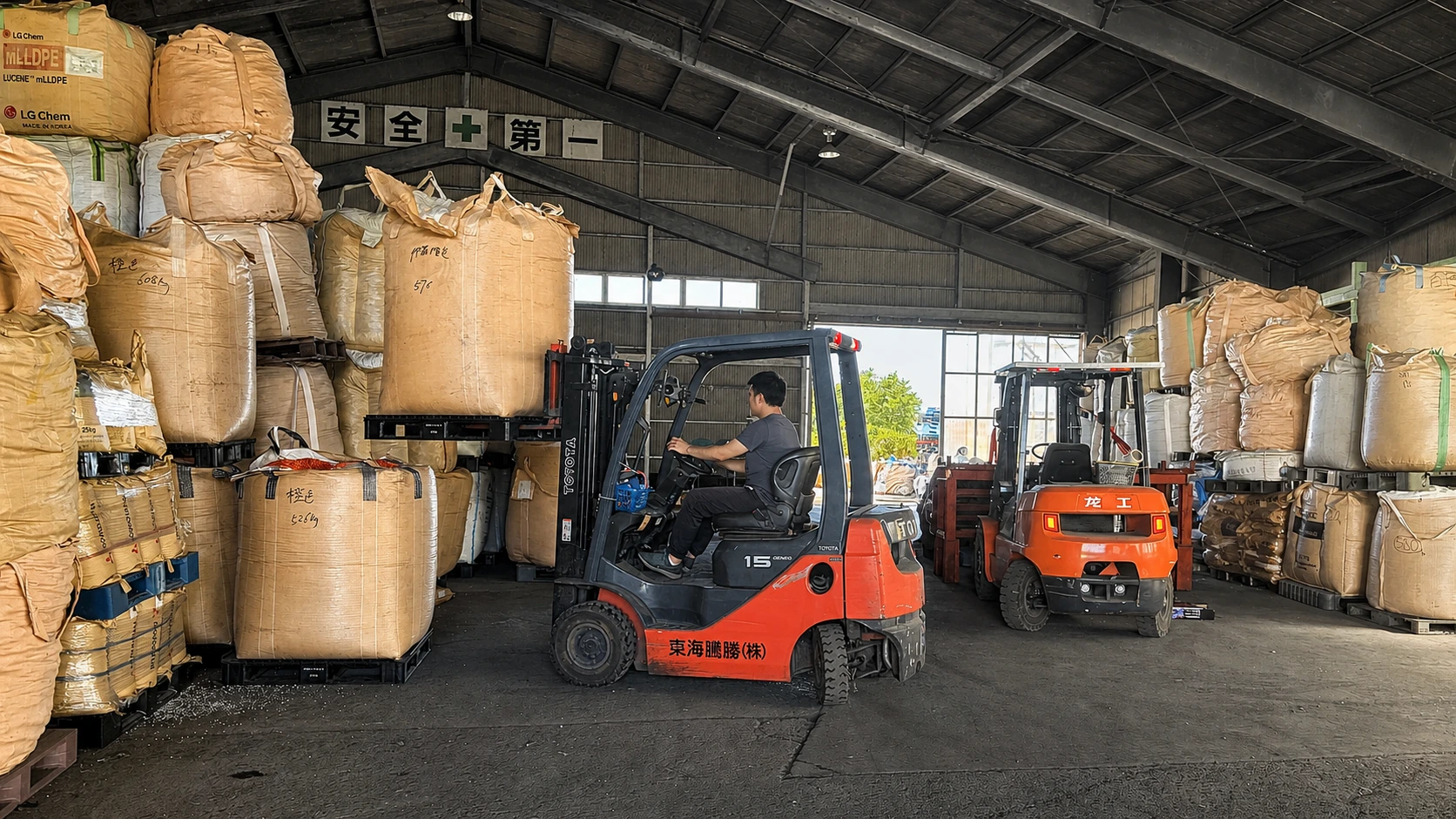 工場内でフォークリフトを操作する作業者